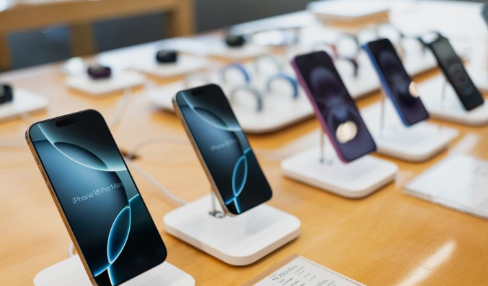 Apple Shares Rise as Strong iPhone 17 Demand Boosts Revenue Outlook Apple Shares Rise as Strong iPhone 17 Demand Boosts Revenue Outlook