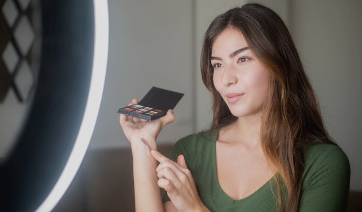 Top 15 Beautiful Arab Women Influencers to Follow