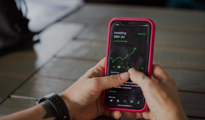 How Can Beginners Invest in the Stock Market in Qatar?